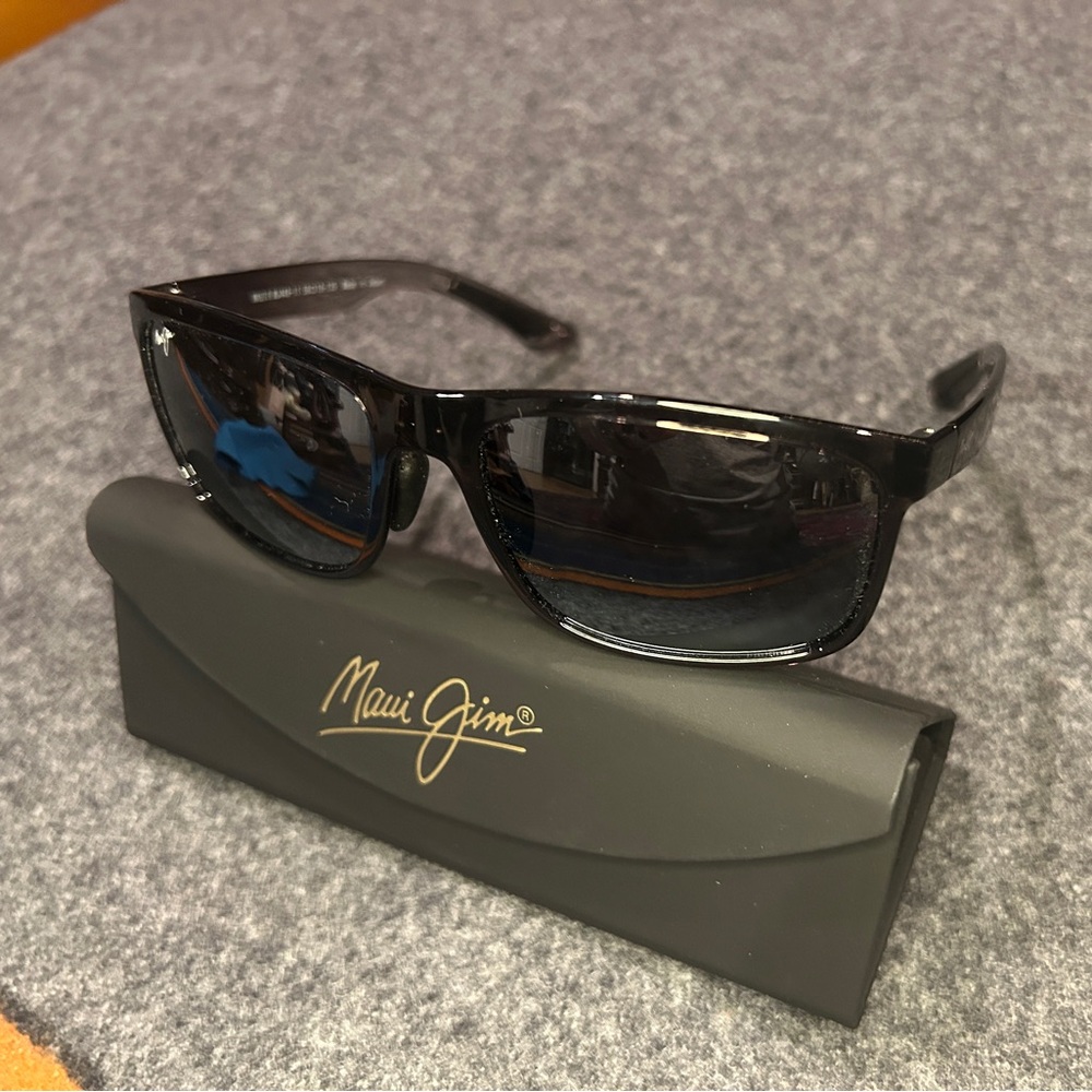 Maui Jim Huelo Sunglasses Black Glossy frame with Gradient gray/black Lenses